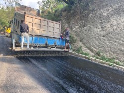 मध्यपहाडी लोकमार्ग कालोपत्रे गरिँदै